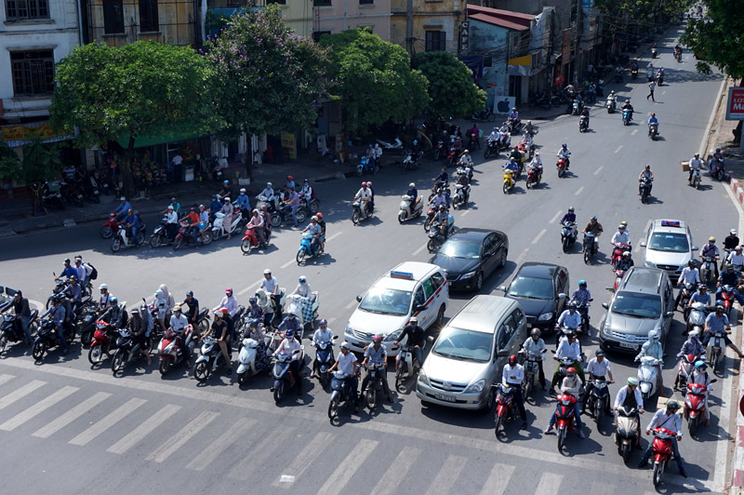 dung-xe-duoi-bong-cay-tranh-nang