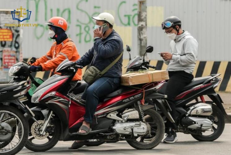 Dừng xe máy nghe điện thoại có bị phạt không?
