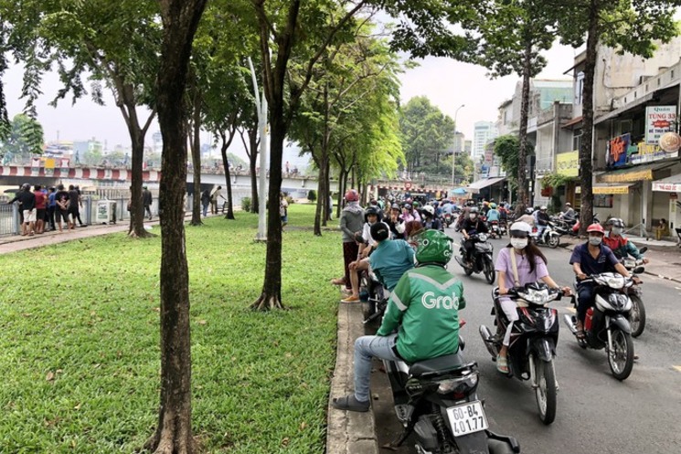 dung-xe-duoi-bong-cay-tranh-nang