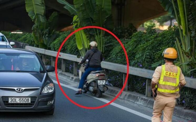 Quy định về mức phạt lỗi xe gắn máy quay đầu trên cầu