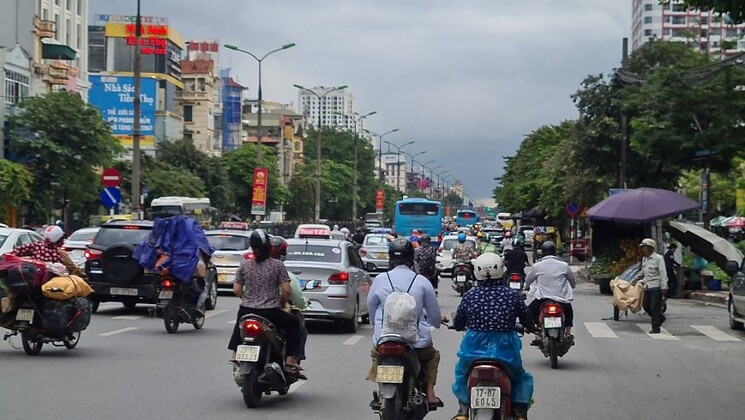 xe-gan-may-di-vao-lan-duong-khac